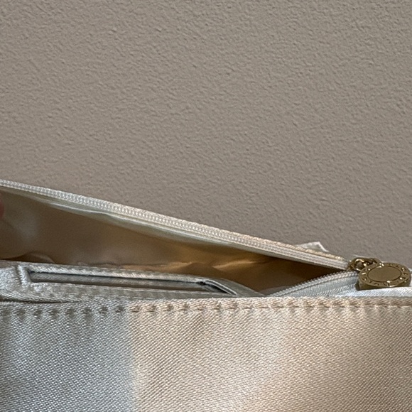Emirates Airline Amenity Bag Elegant Cream Satin Clutch - Picture 6 of 12